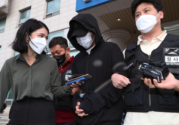 (인천=뉴스1) 정진욱 기자 = 인하대 캠퍼스에서 동급생을 성폭행하고 숨지게 한 가해자 A씨(20)가 검찰 송치를 위해 22일 오전 인천 미추홀경찰서를 나서고 있다. 2022.7.22/뉴스1