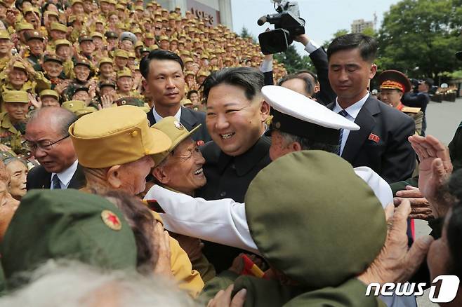 (평양 노동신문=뉴스1) = 김정은 북한 노동당 총비서가 28일 조국해방전쟁(6·25전쟁) 승리 기념탑 앞에서 제8차 전국노병대회 참가자들을 만나 함께 기념사진을 찍었다.   [국내에서만 사용가능. 재배포 금지. DB 금지. For Use Only in the Republic of Korea. Redistribution Prohibited]  rodongphoto@news1.kr  Copyright (C) 뉴스1. All rights reserved. 무단 전재 및 재배포 금지.