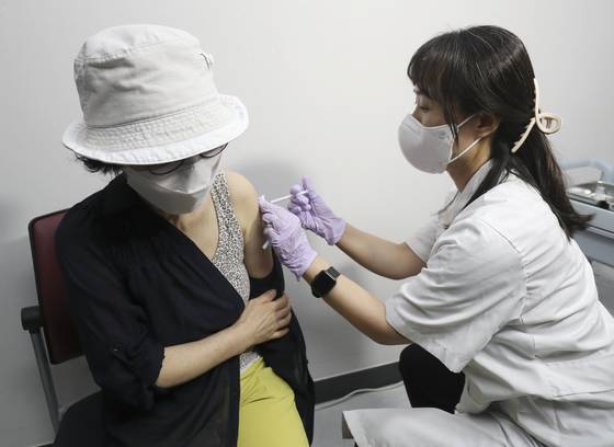 (울산=뉴스1) 윤일지 기자 = 50대 연령층과 18세 이상 성인 기저질환자에 대한 코로나19 백신 4차 접종이 시작된 18일 오전 울산 남구보건소에서 한 시민이 백신을 접종하고 있다. 2022.7.18/뉴스1