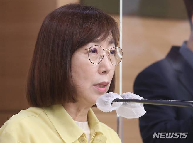 [서울=뉴시스] 김명원 기자 = 백경란 질병관리청장이  지난달 29일 오전 서울 종로구 정부서울청사 별관 브리핑룸에서 코로나19 대응 정례브리핑을 하고 있다. 2022.08.16. kmx1105@newsis.com