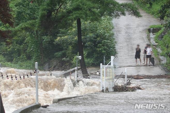 [영동=뉴시스] 조성현 기자 = 16일 오전 충북 영동군 상촌면 물한계곡에 설치된 다리가 밤 사이 많은 비로 침수됐다. (사진=물한계곡자연보호사랑연합 제공) 2022.08.16. photo@newsis.com *재판매 및 DB 금지