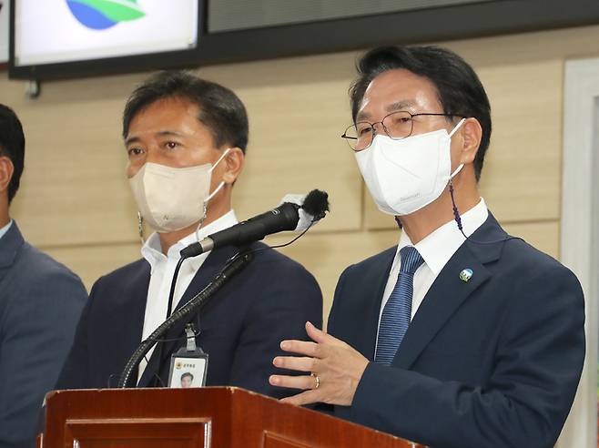 16일 고창군청에서 열린 심덕섭 고창군수(오른쪽) 기자회견, 심 군수가 논란이 됐던 닭고기육가공업체 동우팜투테이블의 고창일반산업단지 입주에 대한 계약해지 사실을 알리고 있다. *재판매 및 DB 금지