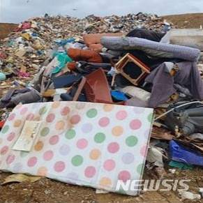 [인천=뉴시스] 이루비 기자 = 침대 매트리스와 가구 등 대형폐기물을 선별하지 않고 반입해 반송된 서울 동작구와 구로구의 수해폐기물 일부. (사진=수도권매립지관리공사 제공) 2022.08.16. photo@newsis.com *재판매 및 DB 금지