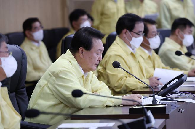 [서울=뉴시스] 윤석열 대통령이 15일 서울 용산 대통령실 국가위기관리센터에서 집중호우 대비 및 복구상황 점검회의를 주재하고 있다. (사진=대통령실 제공) 2022.08.15. photo@newsis.com *재판매 및 DB 금지