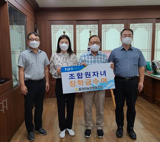 장학금 전달식 참석자들 *재판매 및 DB 금지