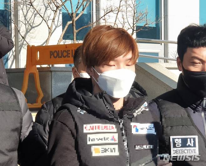 [천안=뉴시스] 이종익 기자 = 이별을 통보한 여자 친구에게 흉기를 휘둘러 살해한 혐의로 1심에서 징역 23년을 선고받은 조현진(28)이 지난 1월 21일 오전 대전지검 천안지청으로 송치되기 위해 천안동남경찰서를 나서며 취재진의 질문을 받고 있다. 2022.01.21. 007news@newsis.com