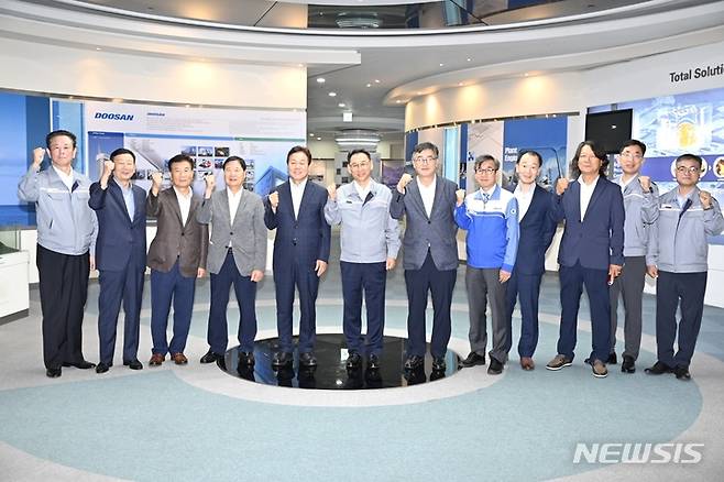 [창원=뉴시스] 홍정명 기자=16일 창원 소재 원전 핵심기자재 제조업체 두산에너빌리티(옛 두산중공업)를 방문한 박완수(왼쪽 다섯 번째) 경남도지사가 관계자들과 기념촬영하고 있다.(사진=경남도 제공) 2022.08.16. photo@newsis.com