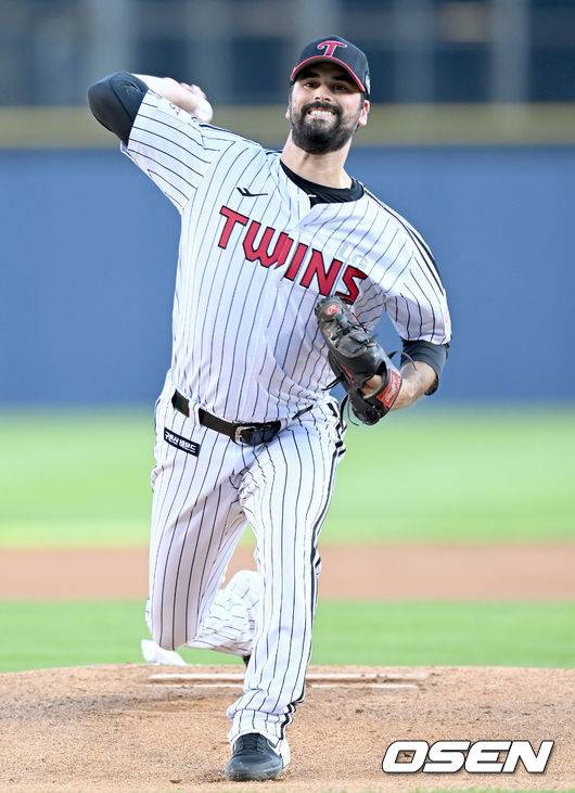 [OSEN=잠실, 김성락 기자] 16일 오후 서울 잠실구장에서 ‘2022 신한은행 SOL KBO리그’ LG 트윈스와 삼성 라이온즈의 경기가 열렸다.1회초 LG 선발 플럿코가 마운드에 올라 힘차게 공을 뿌리고 있다. 2022.08.16 /ksl0919@osen.co.kr