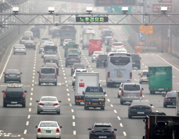 엿새째 미세먼지 비상저감조치 - 수도권에 미세먼지 비상저감조치가 엿새째 이어진 6일 오후 서울 가양대교 부근 서울 방향 도로에 설치된 알림판에 노후경유차 단속과 운행제한을 알리는 문구가 표시돼 있다. 2019.3.6 연합뉴스