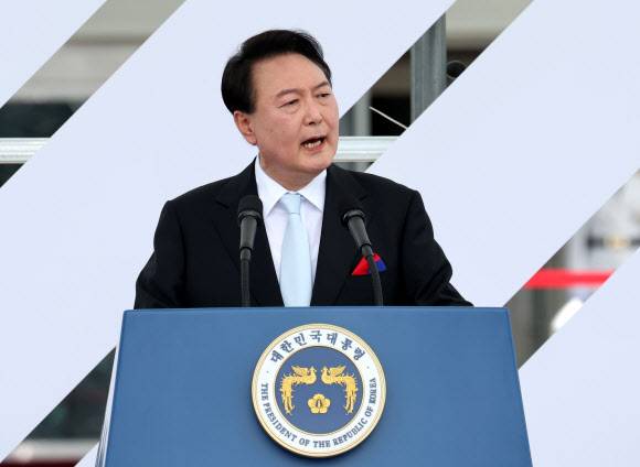윤석열 대통령이 15일 서울 용산 대통령실 청사 잔디마당에서 열린 제77주년 광복절 경축식에서 경축사를 하고 있다.-연합뉴스