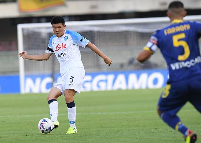 나폴리 김민재가 16일 베로나를 상대로한 이탈리아 프로축구 세리에A 데뷔전에서 상대 공격수를 따돌리며 패스하고 있다. [SCC 나폴리 홈페이지]