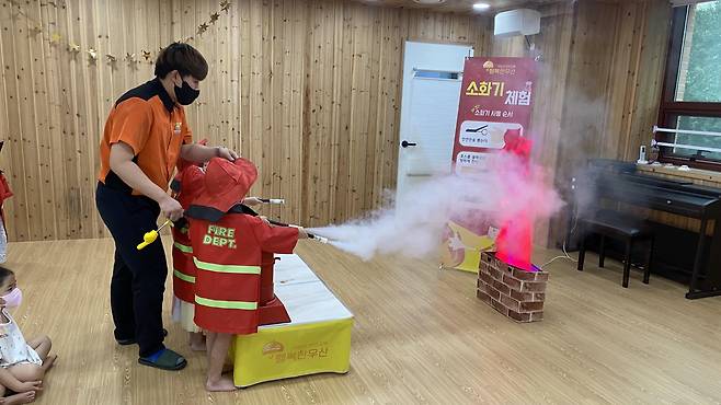 찾아가는 어린이 안전체험교육에서 참가 어린이들이 소화기 사용을 체험하고 있다.영등포구 제공