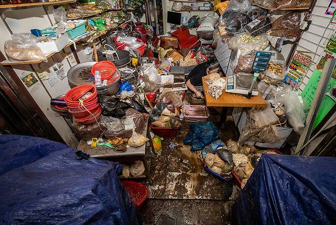 8월9일 서울 사당동 남성사계시장에서 한 상인이 전날 물에 잠겼던 가게의 물건을 정리하고 있다.ⓒ김흥구