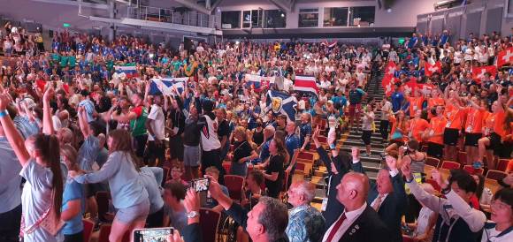 15일 영국 코번트리시에서 열린 '2022 ICG(International Children's Games)' 폐회식에서 코번트리 시장이 차기 행사 개최지인 대구시의 김종한 행정부시장에게 대회기를 전달하자 행사 참가자들이 환호하고 있다. ⓒ대구시