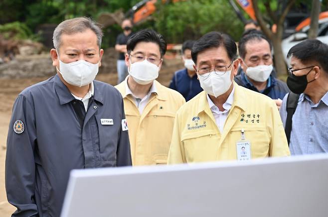 이상민 행안부 장관(왼쪽)이 지난 14일 집중호우로 피해를 입은 양평군을 찾아 전진선 군수와 함께 현장을 점검했다. ⓒ양평군 제공