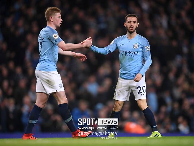 ▲ 맨체스터 시티 베르나르두 실바(오른쪽)의 FC바르셀로나 이적 가능성을 두고 케빈 데 브라위너(오른쪽)는 그럴 일은 없다는 반응을 보였다.