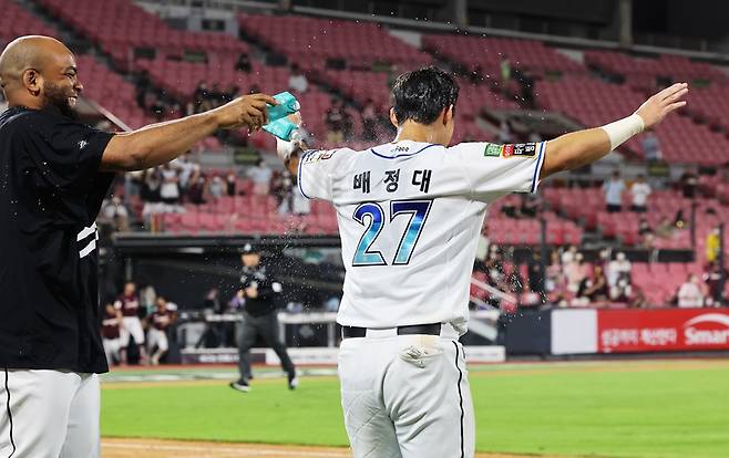 ▲ 끝내기 안타를 치고 팀 동료들과 세리머니를 하는 배정대. ⓒ연합뉴스