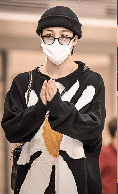 방탄소년단 지민, 첫 단독 입국에 수백명 환영 인파..명품 완판까지 '브랜드 킹'