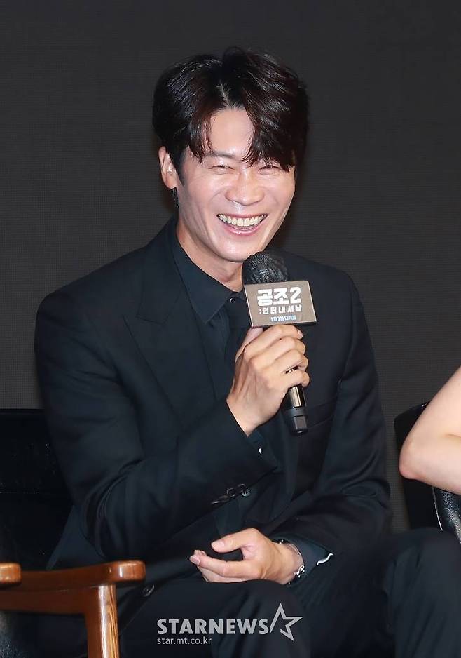 배우 진선규가 16일 오전 서울 콘래드호텔에서 진행된 영화 '공조2: 인터내셔날'(감독 이석훈) 제작발표회에 참석해 포즈를 취하고 있다.  글로벌 범죄 조직을 잡기 위해 다시 만난 북한 형사 림철령(현빈)과 남한 형사 강진태(유해진), 해외파 FBI 잭(다니엘 헤니)이 각자의 목적으로 뭉친 형사들의 예측불허 삼각 공조 수사를 그린 영화 '공조2: 인터내셔날'은 9월 7일 개봉한다. /2022.08.16 /사진=이동훈 기자 photoguy@