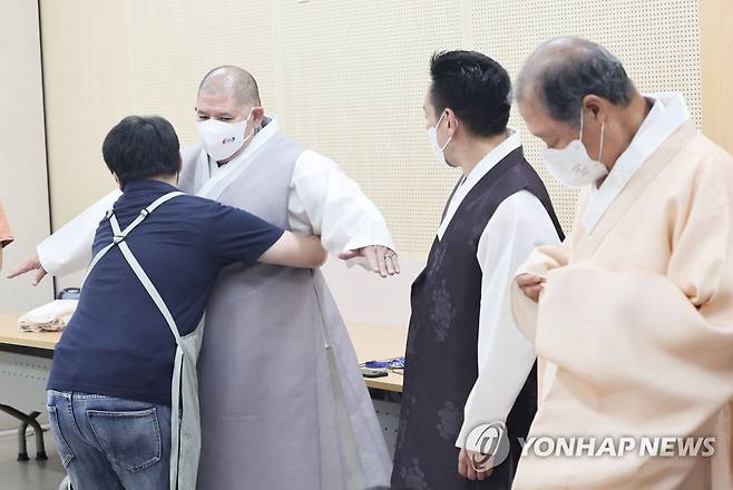 국외 거주 독립유공자 후손, 한복 체험 (서울=연합뉴스) 류영석 기자 = 16일 오후 서울 용산구 국립한글박물관에서 미국과 카자흐스탄 등에 거주 중인 독립유공자 후손들이 한복을 입어보고 있다. 2022.8.16 ondol@yna.co.kr