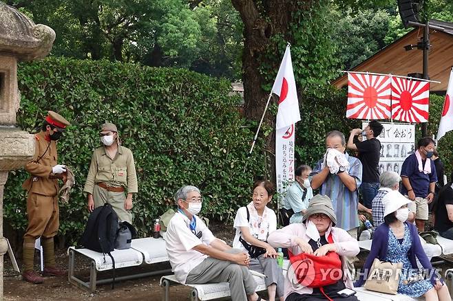 욱일기와 제2차 세계대전 당시 일본 군복 입은 우익 (도쿄=연합뉴스) 박성진 특파원 = 일본 패전일이자 한국 광복절인 15일 오전 도쿄 지요다구의 야스쿠니신사 경내에 전범기인 욱일기가 내걸려 있다. 그 옆으로는 2차 세계대전 당시 일본군 복장의 우익 인사들이 서 있다. sungjinpark@yna.co.kr