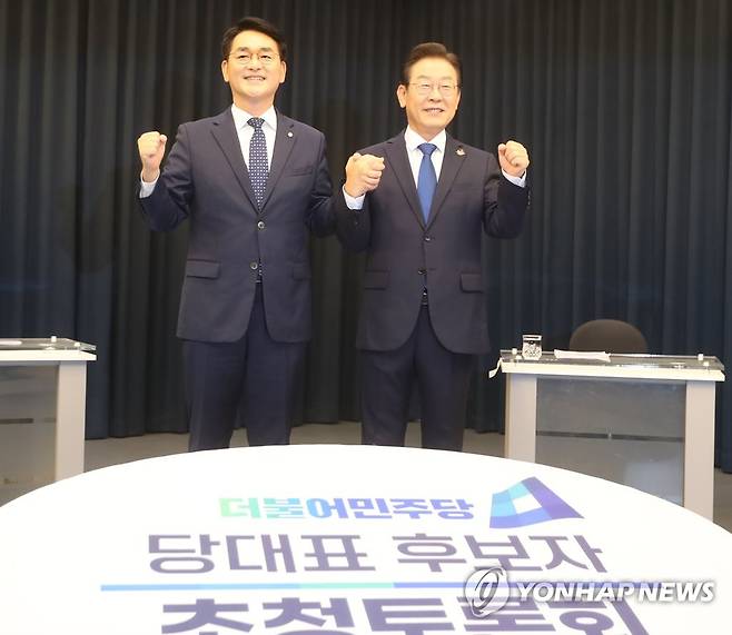 전북서 열린 민주당 당 대표 후보자 토론회 (전주=연합뉴스) 김동철 기자 = 16일 전북 전주시 덕진구 JTV전주방송에서 열린 더불어민주당 당 대표 후보자 방송 토론회에 앞서 박용진, 이재명 후보(왼쪽부터)가 기념촬영을 하고 있다. 2022.8.16 sollenso@yna.co.kr