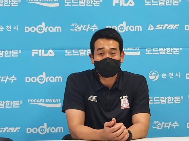 첫 승 올린 뒤 인터뷰하는 고희진 KGC인삼공사 감독 (순천=연합뉴스) 하남직 기자 = 고희진 KGC인삼공사 감독이 16일 순천 팔마체육관에서 열린 2022 순천·도드람컵 프로배구대회 페퍼저축은행과의 경기에서 승리한 뒤 취재진과 인터뷰하고 있다.