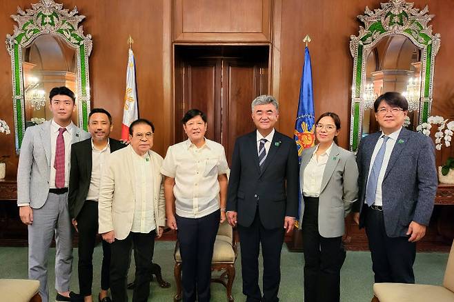 정원주(오른쪽에서 세 번째) 중흥그룹 부회장은 15일 필리핀 마닐라에서 페르디난드 마르코스 주니어(왼쪽에서 네 번째) 필리핀 대통령과 만나 협력 방안을 논의했다.