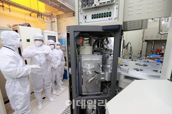 장상윤 교육부 차관이 지난 6월 20일 서울 관악구 서울대학교반도체공동연구소를 방문해 시설 설명을 듣고 있다.(사진=교육부)