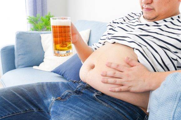 복부비만과 연관성이 있는 중성지방을 줄이려면 술도 끊어야 한다. [사진=게티이미지뱅크]