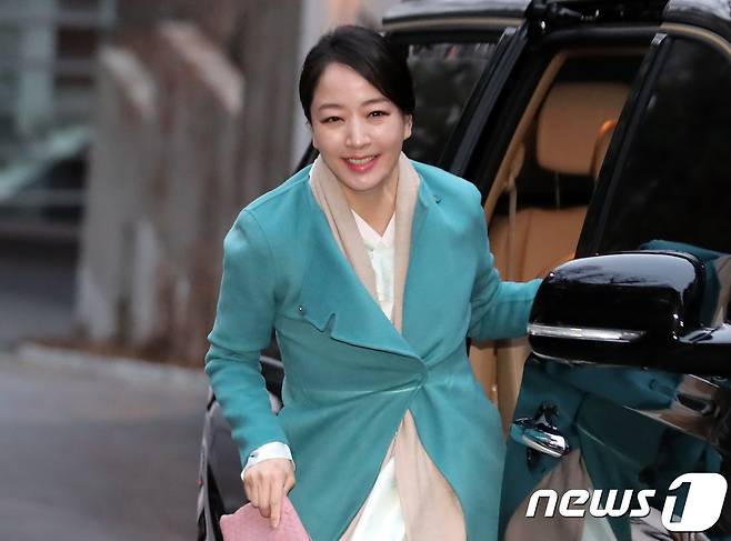 정대선 현대비에스앤씨 사장의 부인 노현정씨가 20일 오후 고(故) 정주영 현대그룹 명예회장의 17주기 제사에 참석하기 위해 서울 용산구 한남동 정몽구 현대자동차그룹 회장 자택으로 들어가고 있다. 2017.3.20/뉴스1 ⓒ News1 황기선 기자