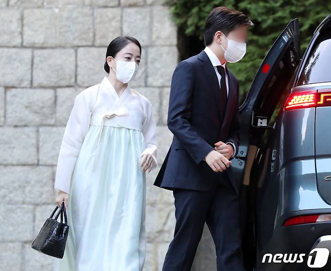 정대선 현대비에스앤씨 사장의 부인 노현정 전 아나운서와 아들이 16일 오후 고 변중석 여사 15주기 추모제사가 열린 서울 종로구 정주영 현대그룹 명예회장의 청운동 옛 자택으로 들어서고 있다.  2022.8.16/뉴스1 ⓒ News1 이동해 기자