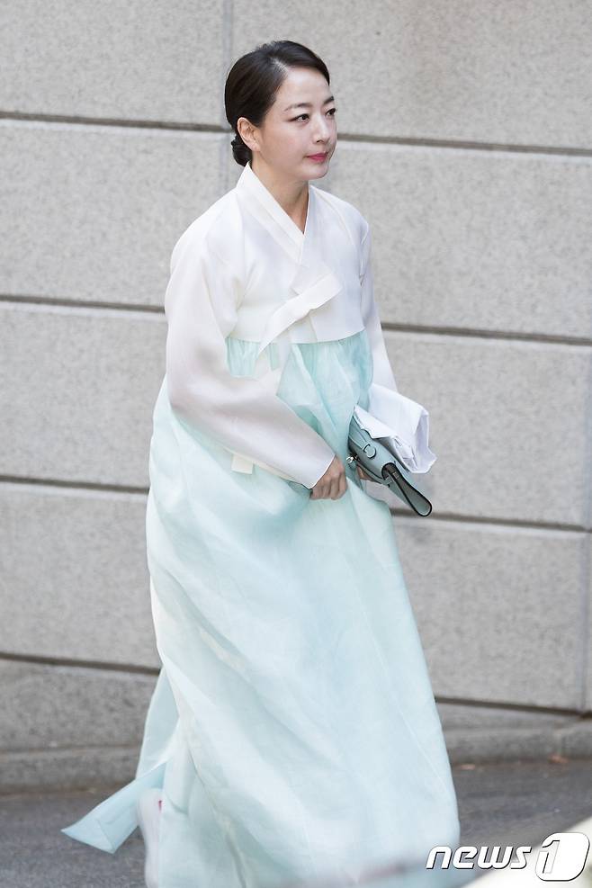 정대선 현대 비에스앤씨 사장의 부인 노현정 전 아나운서가 16일 오후 故 정주영 현대그룹 명예회장의 부인 고 변중석 여사의 11주기 제사에 참석하기 위해 서울 용산구 한남동 정몽구 현대자동차그룹 회장 자택으로 들어가고 있다. 2018.8.16/뉴스1 ⓒ News1 유승관 기자