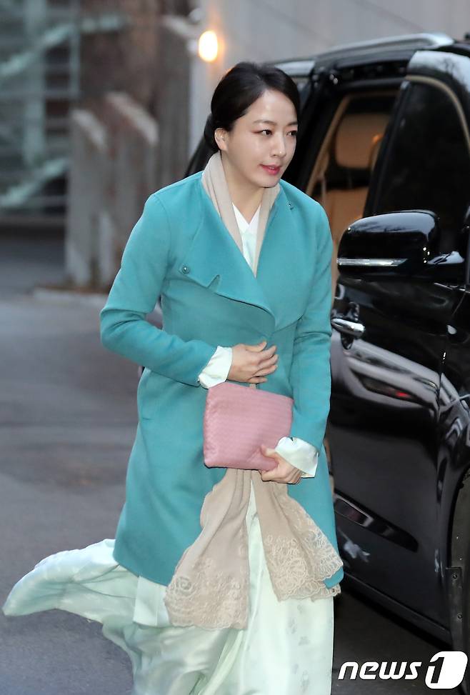 정대선 현대비에스앤씨 사장의 부인 노현정씨가 20일 오후 고(故) 정주영 현대그룹 명예회장의 17주기 제사에 참석하기 위해 서울 용산구 한남동 정몽구 현대자동차그룹 회장 자택으로 들어가고 있다. 2017.3.20/뉴스1 ⓒ News1 황기선 기자