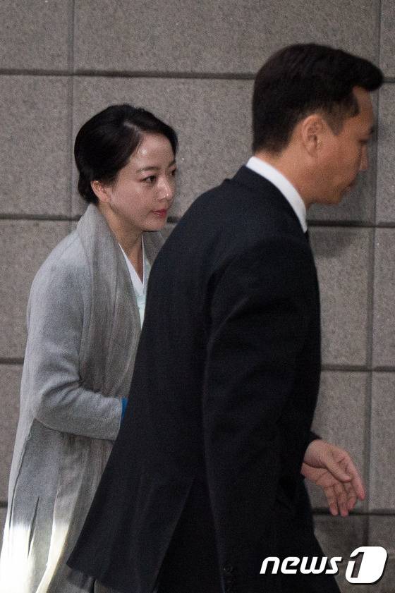 정대선 현대 비에스앤씨 사장과 부인인 노현정 전 아나운서가 20일 오후 고(故) 정주영 현대그룹 명예회장의 16주기 제사에 참석하기 위해 서울 용산구 한남동 정몽구 현대자동차그룹 명예회장 자택으로 들어서고 있다. 2017.3.20/뉴스1 ⓒ News1 유승관 기자