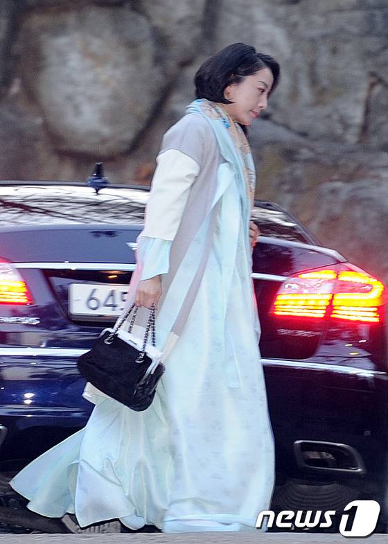 현대가 며느리 노현정 전 아나운서가 20일 저녁 故 정주영 현대그룹 명예회장 11주기 제사에 참석하기 위해 정주영 명예회장의 청운동 자택으로 들어서고 있다.