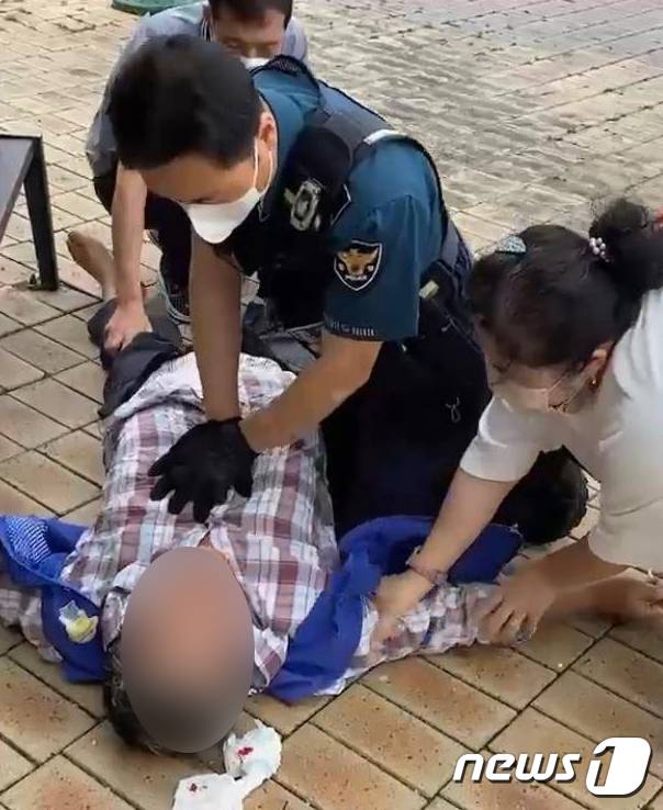 경북 울진경찰서(서장 양시창) 소속 근남파출소에 근무 중인 경찰관이 신속한 응급조치로 의식을 잃고 쓰러진 70대 A씨의 생명을 구했다. 현장에 도착한 경찰관이 A씨에게 심폐소생술을 실히하고 있다.(울진경찰서제공)2022.8.17/뉴스1