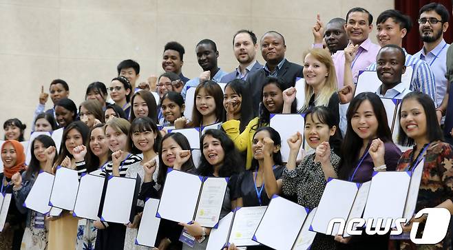 지난 2018년 경기도 성남시 국립국제교육원에서 열린 대한민국 정부초청 외국인 장학생 귀국환송회에서 외국인 학생들이 수료증서를 들고 파이팅을 외치고 있다. /뉴스1 ⓒ News1 오장환 기자