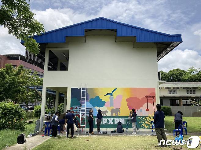 벽화 작업.(부산대 제공)