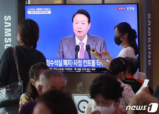 17일 오전 서울 용산구 서울역 대합실에서 시민들이 윤석열 대통령의 취임 100일 기자회견을 TV 생중계를 통해 지켜보고 있다. 2022.8.17/뉴스1 ⓒ News1 송원영 기자