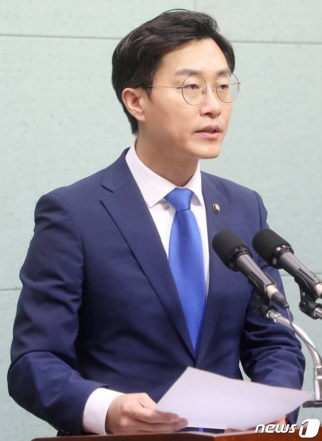 장경태 더불어민주당 최고위원 후보가 17일 전북 전주시 전북도의회에서 기자회견을 열고 질의에 답변을 하고 있다. 2022.8.17/뉴스1 ⓒ News1 유경석 기자