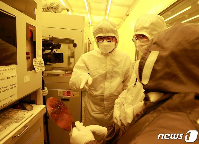 장상윤 교육부 차관이 서울대 반도체공동연구소에서 주요 제조 공정과 반도체 실습 교육 현황 등을 살펴보고 있다. (교육부 제공) 2022.6.20/뉴스1