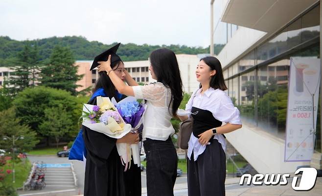 전주대학교 졸업생들이 17일 각 학과에서 졸업장과 학사모 등을 받은 뒤 포토존에서 사진촬영을 하는 것으로 아쉬움을 달래고 있다.(전주대 제공)