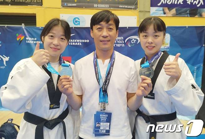 이스라엘오픈국제태권도대회에서 금메달을 딴 영천시청 태권도단 강보라 (오른쪽 첫번째)·미르 자매가 아버지인 강호동 코치와 기념촬영을 하고 있다. (영천시 제공)2022.8.17/뉴스1