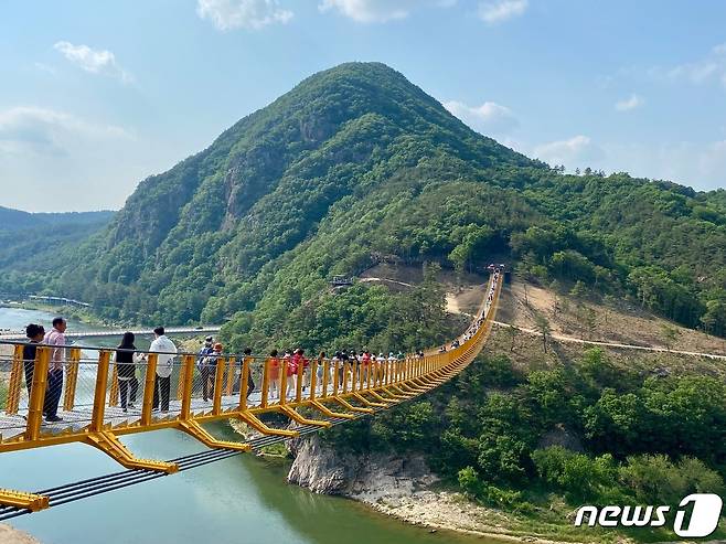 금산의 대표 관광지로 부상하고 있는 월영산 출렁다리를 관람객들이 걷고 있다.(금산군 제공)