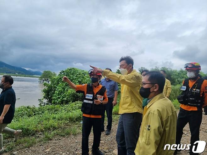 지난 8일부터 11일까지 사흘간 이어진 강원 원주지역 내 집중호우에 이어 17일 현재에도 지역 내 비바람이 이어지면서 피해가 속출하는 가운데, 원강수 원주시장이 지난 8일부터 연일 호우피해지역을 찾아 대책 마련에 나서고 있다. (원주시 제공) 2022.8.17/뉴스1