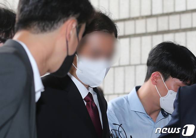 고 이예람 중사의 사망 사건 수사 당시에 이 중사의 사망 원인을 왜곡하고 수사 상황을 유출한 혐의를 받는 공군 공보장교 A씨가 17일 오전 서울 서초구 서울중앙지방법원에서 열린 영장실질심사에 출석하고 있다. (공동취재) 2022.8.17/뉴스1 ⓒ News1 임세영 기자