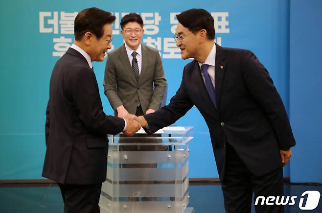 더불어민주당 당 대표에 출마한 이재명 후보(왼쪽)와 박용진 후보가 17일 광주 KBS스튜디오에서 열린 토론회에 앞서 기념촬영을 하고 있다. 2022.8.17/뉴스1 ⓒ News1 이수민 기자