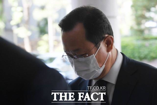 직원들에게 불법 임상시험을 한 혐의로 기소된 어진 전 안국약품 부회장이 1심에서 실형을 선고받았다. /남용희 기자