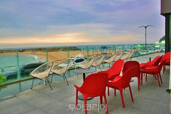 영금정 인근 동명항 커피거리